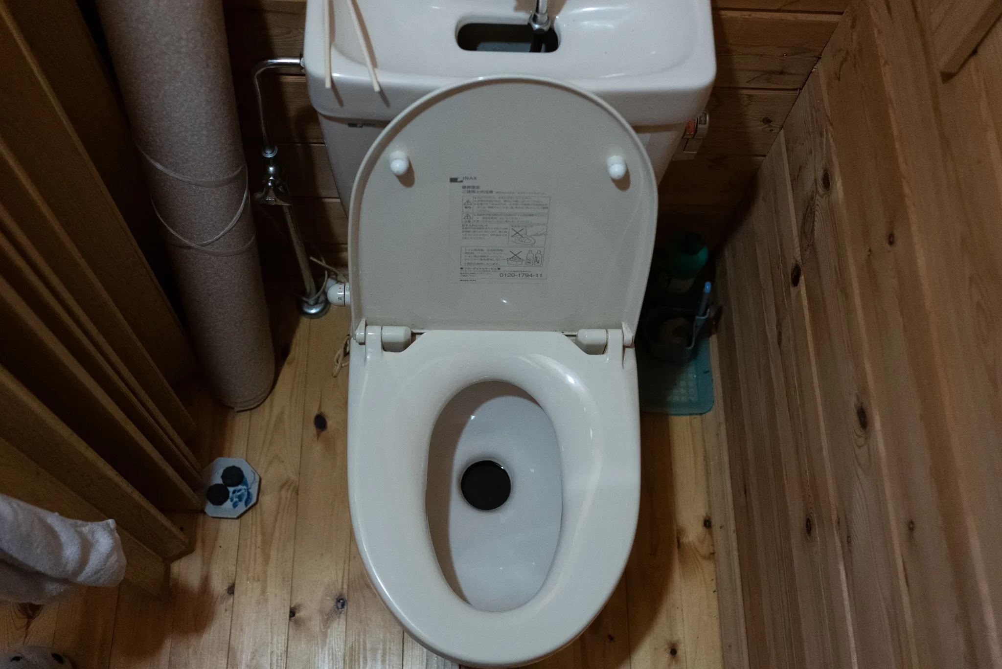 田舎に多い簡易式トイレ（ぼっとん便所）